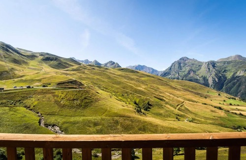 Peyragudes Apartment | 100m from resort center, floor -1, view ski slopes, jacuzzi, hammam, balcony, parking, tv, 30m²