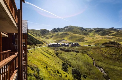 Peyragudes Apartment | 100m from resort center, floor -1, view ski slopes, jacuzzi, hammam, balcony, parking, tv, 30m²