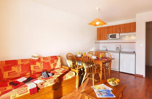 Ax-les-Thermes Apartment | 100m from resort center, swimming pool, sauna, ski locker, 31m², Ax-Les-Thermes