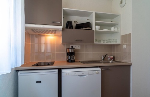 Pont-Aven Apartment | 1BR Stay in Pont-Aven with Balcony