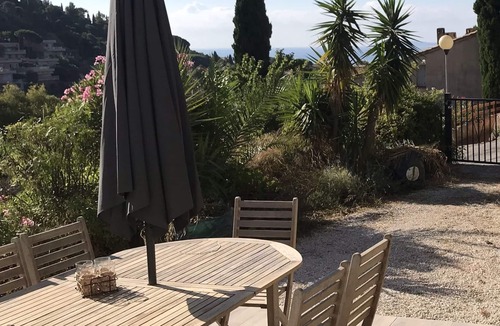 Le Lavandou Apartment | 2 bedroom apartment in villa with garden, sea view, short walk to Fossette beach