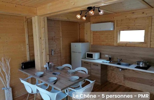 Saint-Michel-Mont-Mercure Ski Chalet | 2 Chalets indépendants 5 personnes et 2 personnes accès PMR en pleine nature, climatisés Proche du Puy duFou