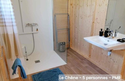 Saint-Michel-Mont-Mercure Ski Chalet | 2 Chalets indépendants 5 personnes et 2 personnes accès PMR en pleine nature, climatisés Proche du Puy duFou