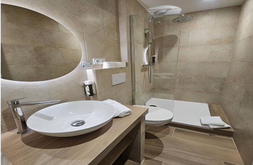 Sanary-sur-Mer Hotel | 2 Comfortable Coastal Getaway Near Beaches and Local Entertainment