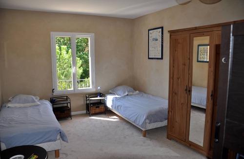 La Bruguiere House | 2 HOUSES Large garden-Pool -Jacuzzi -10 PEOPLE