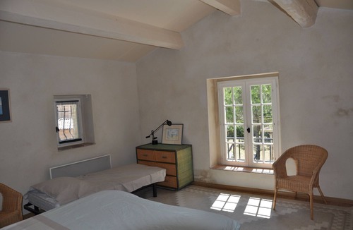 La Bruguiere House | 2 HOUSES Large garden-Pool -Jacuzzi -10 PEOPLE