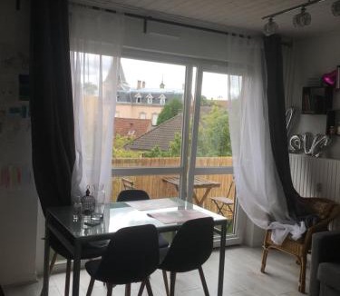 Devant-les-Ponts Apartment | 2 Pièces - Quartier Calme - Parking gratuit