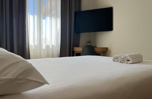 Sanary-sur-Mer Hotel | 2 Relaxing Double Room Steps from Seaside Paths and Dining Spots