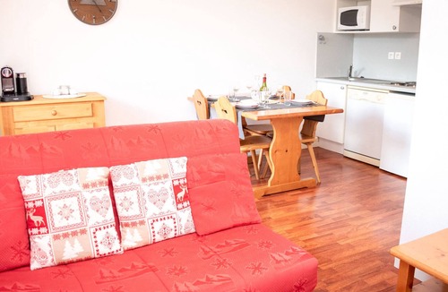 Vignec Apartment | 2-Room Apartment with Balconies - Sleeps 6