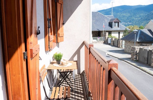 Vignec Apartment | 2-Room Apartment with Balconies - Sleeps 6