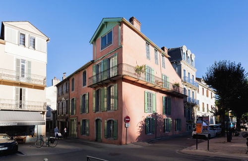 Bagneres-de-Bigorre Apartment | 2-room architect-designed private courtyard facing the spa