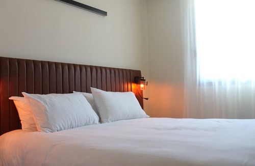 Signes Hotel | 2 Units w/Seasonal Pool & Free Parking Near Sainte-Baume Natural Park - 3.4 mi