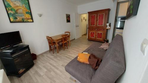 Verdun Apartment | 20 Rue Châtel