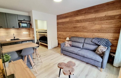 La Joue du Loup Apartment | 200m from resort center, 2nd floor, parking, tv, ski locker, 27m², La Joue du Loup