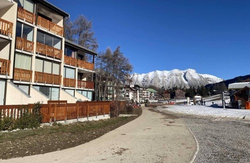 La Joue du Loup Apartment | 200m from resort center, 2nd floor, parking, tv, ski locker, 27m², La Joue du Loup