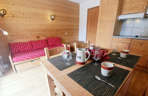 Les Claux Apartment | 200m from shops, 2nd floor, swimming pool, balcony, parking, tv, ski locker, 32m², Vars