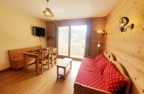 Les Claux Apartment | 200m from shops, 2nd floor, swimming pool, balcony, parking, tv, ski locker, 32m², Vars