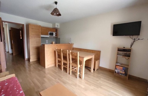 Les Claux Apartment | 200m from shops, 2nd floor, swimming pool, balcony, parking, tv, ski locker, 50m², Vars