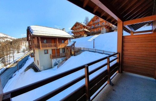 Les Claux Apartment | 200m from shops, 2nd floor, swimming pool, balcony, parking, tv, ski locker, 50m², Vars