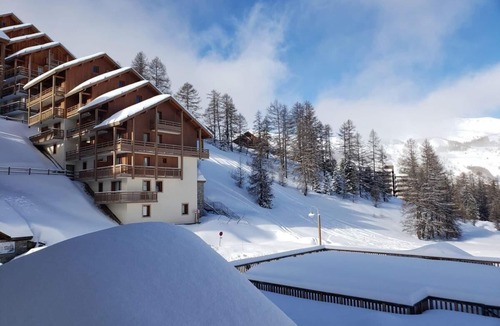 Les Claux Apartment | 200m from shops, 2nd floor, swimming pool, balcony, parking, tv, ski locker, 50m², Vars