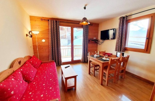 Les Claux Apartment | 200m from shops, 2nd floor, swimming pool, balcony, parking, tv, ski locker, 32m², Vars