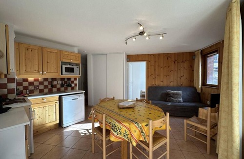 Les Claux Apartment | 250m from shops, 1st floor, balcony, tv, ski locker, 48m², Vars