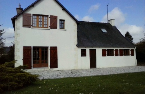 Pludual House | 3-bedroom family home, sleeps 7, 1,800 m² enclosed garden with trees, beaches 10 minutes away