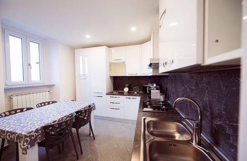 Maslianico Apartment | 3 km from Cernobbio and the lake, beautiful apartment with separate entrance