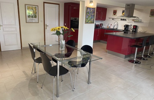 Prayssac Apartment | 4* Gite Apartment with suberb heated pool & fantastic views of the Lot valley