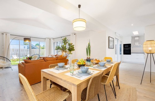 Saint-Lunaire House | 4 Private Suites Facing the Beach with A/C