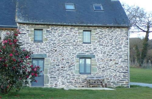 Mur-de-Bretagne House | 400 m from Lake Guerledan Brittany gite 6 people