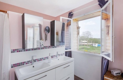 Bouconville House | 5 bedroom-5 bathroom Gîte with free wifi and parking chez Mostarlić B&B