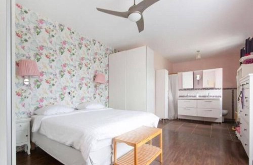 Bouconville House | 5 bedroom-5 bathroom Gîte with free wifi and parking chez Mostarlić B&B