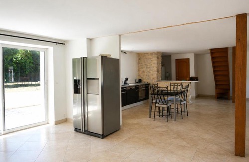 Gisy-les-Nobles Apartment | 5-Bedroom Villa with Gym and Pool Table