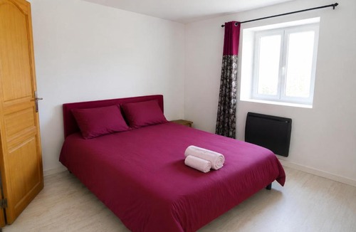 Gisy-les-Nobles Apartment | 5-Bedroom Villa with Gym and Pool Table