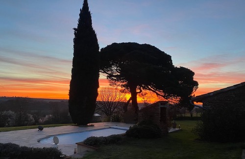 Pin-Balma House | 7-Bedroom Villa with Countryside Views, Private Pool, and Wi-Fi