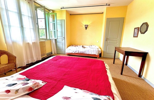 Estadens Cabin | 8-person self-catering cottage with shared pool and private garden facing the Pyrenees Mountains