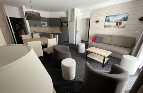 Eaux-Bonnes Apartment | 80m from resort center, 1st floor, view ski slopes, swimming pool, tv, ski locker, 67m², Gourette