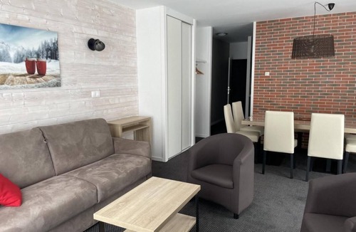 Eaux-Bonnes Apartment | 80m from resort center, 5th floor, view mountain, swimming pool, terrace, tv, ski locker, 74m²