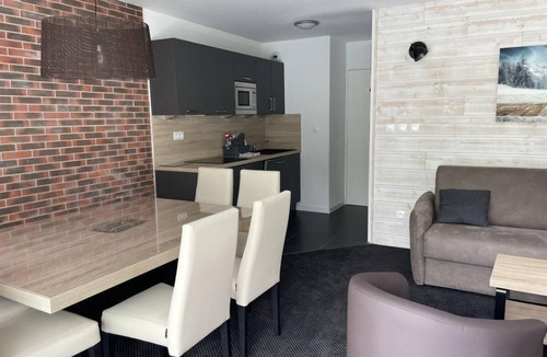 Eaux-Bonnes Apartment | 80m from resort center, 2nd floor, view ski slopes, swimming pool, balcony, tv, ski locker, 61m²