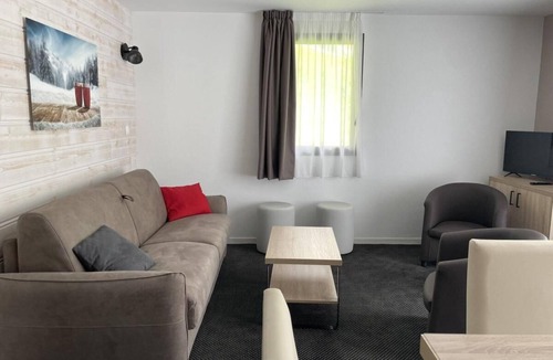 Eaux-Bonnes Apartment | 80m from resort center, 2nd floor, view ski slopes, swimming pool, balcony, tv, ski locker, 61m²