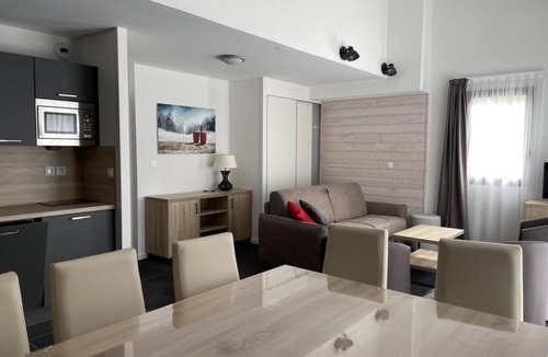 Eaux-Bonnes Apartment | 80m from resort center, 4th floor, view ski slopes, swimming pool, tv, ski locker, 80m², Gourette