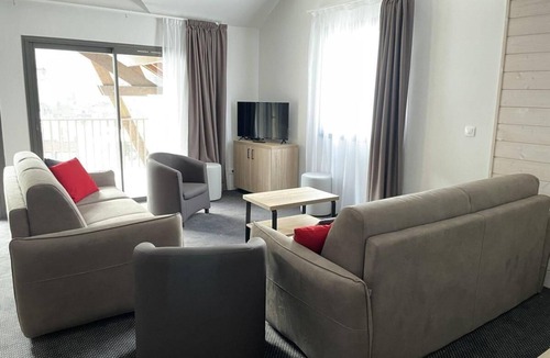Eaux-Bonnes Apartment | 80m from resort center, 4th floor, swimming pool, tv, ski locker, 87m², Gourette
