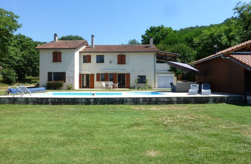 Villefranche-de-Rouergue Apartment | A beautiful private 2 bedroomed apartment with pool in stunning countryside