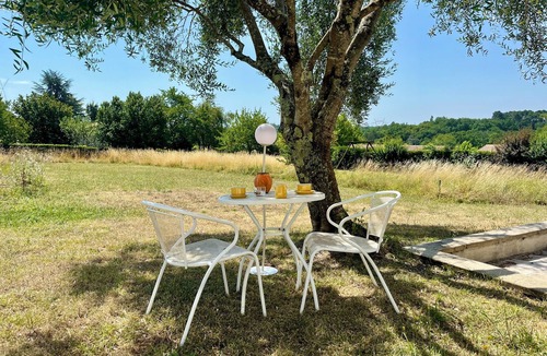 Yvrac House | A green setting on the outskirts of Bordeaux