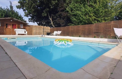 La Ferte-Gaucher House | A Haven of Peace - 2-Bedroom Apartment with Shared Pool (optional)