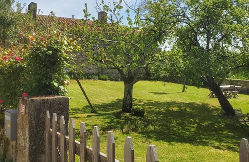 Saint-Arailles House | A haven of peace in the heart of a historic place with enclosed garden