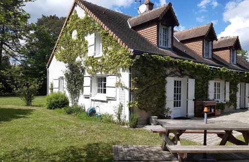 Mesland House | A rustic farmhouse with all the comforts, featuring a tree-lined garden and a pool