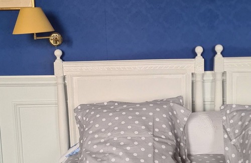 Saint-Julien Bed & Breakfast | A suite in the French style at Le Château de La Coste