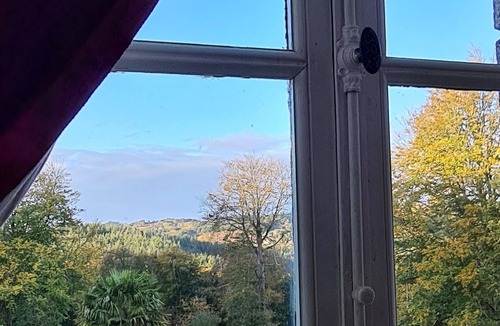 Saint-Julien Bed & Breakfast | A suite in the French style at Le Château de La Coste